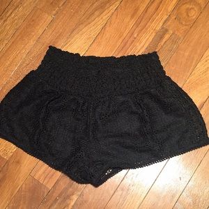 Lace design stretchy shorts